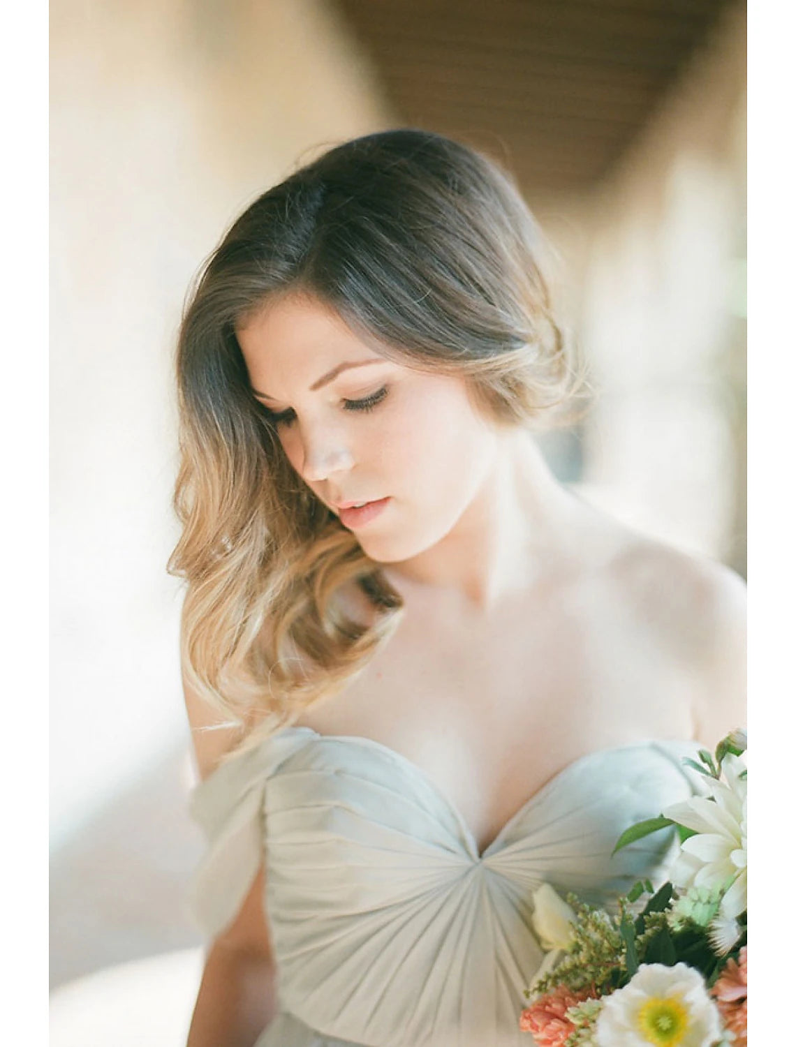 Abito da damigella d'onore a trapezio, scollo a cuore, maniche corte, lunghezza pavimento, in chiffon con pieghe e spacco frontale